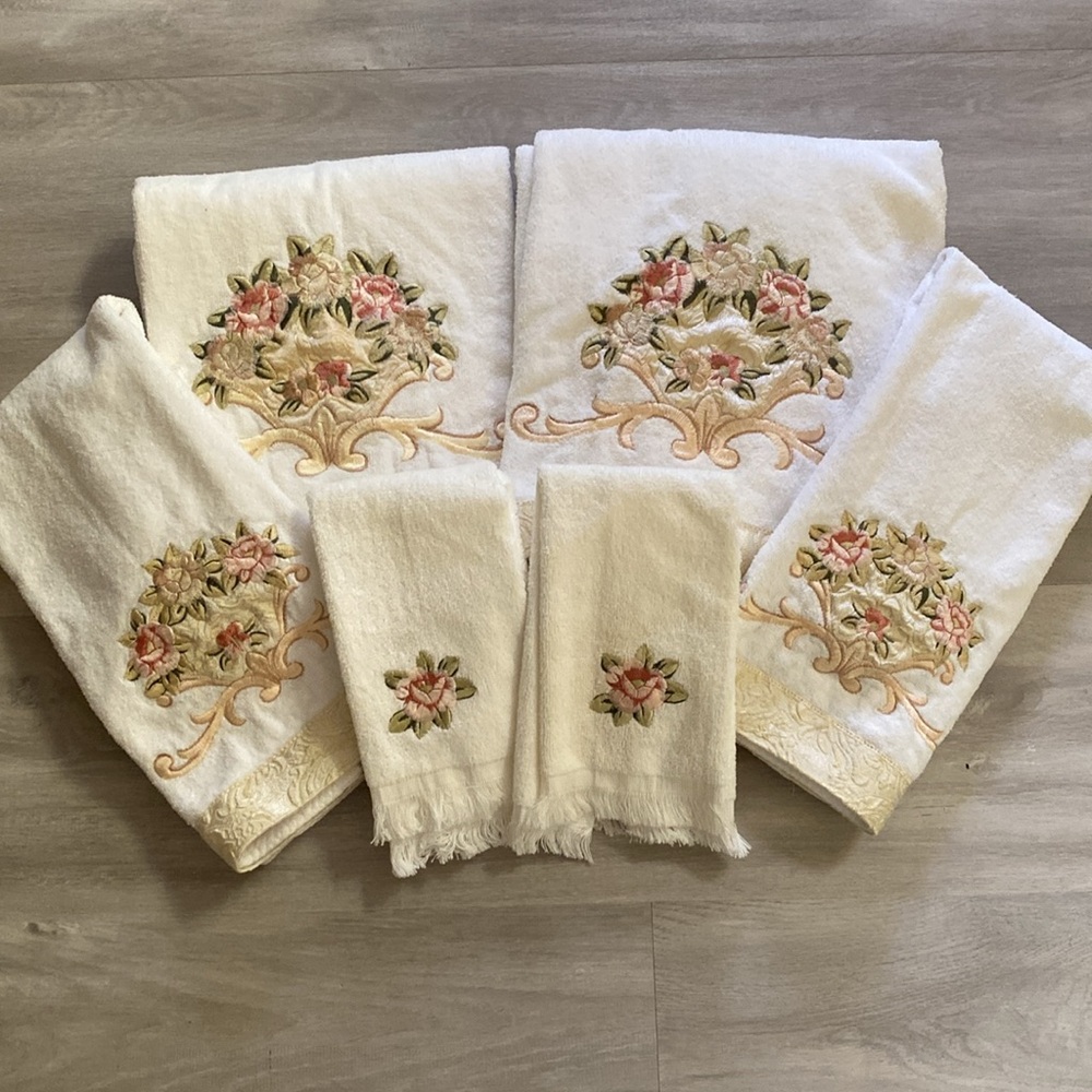 Decorative bath towels.